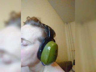 Webcam Belle - magrettaxx european cam babe rubs her smooth pussy till she cums