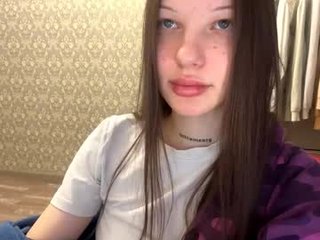 Webcam Belle - lucykobylarczyk cam babe with small tits wants dirty live sex