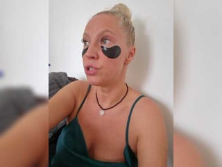 Webcam Belle - moonkitten russian cam girl offers her pussy for strong massage online