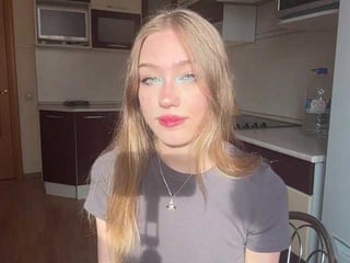 Webcam Belle - toniereano elegant cam girl in a revealing bra online